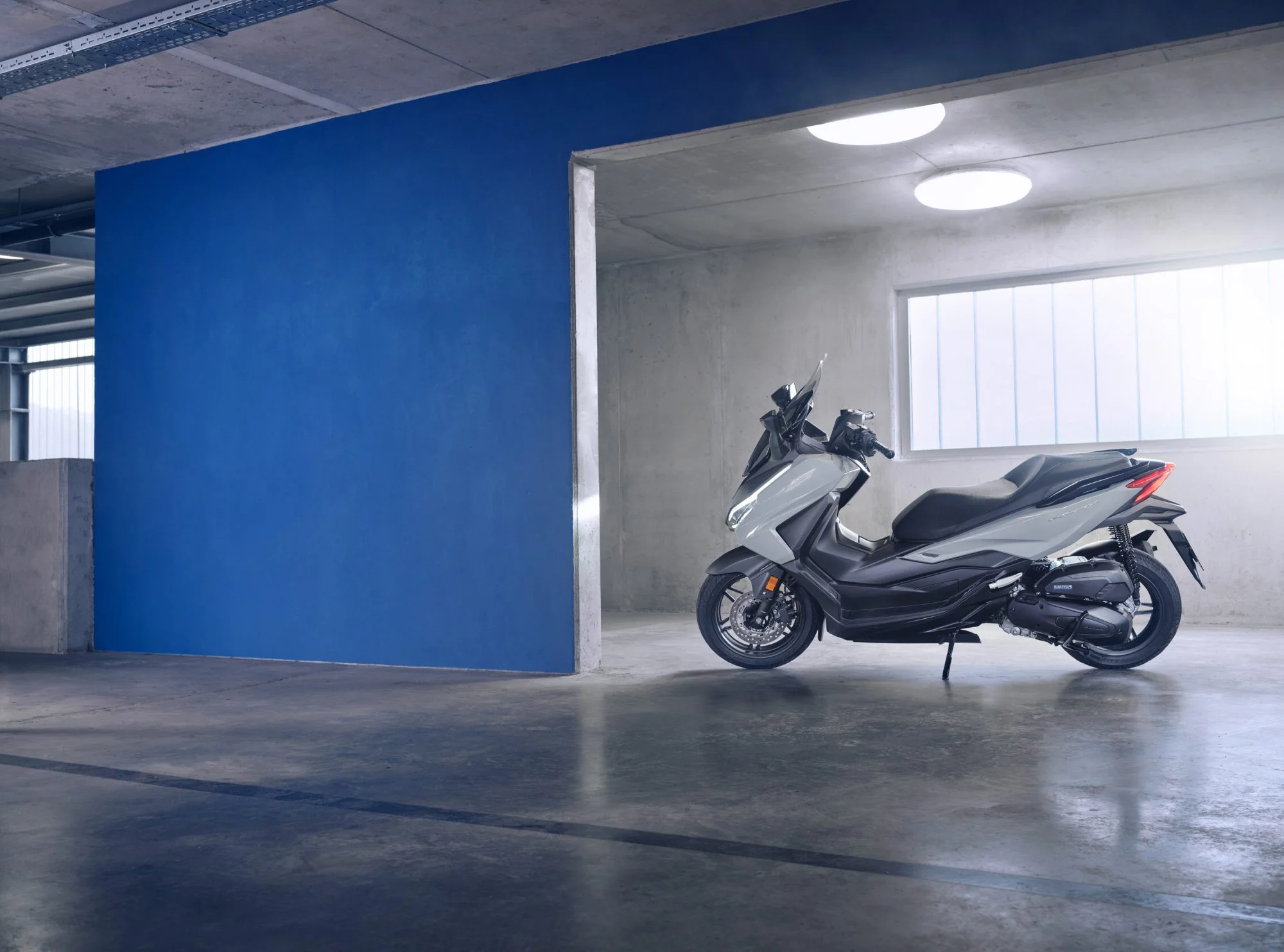 66794_23YM_FORZA125_STAT_01_0036_ORIGINAL-2000×1483