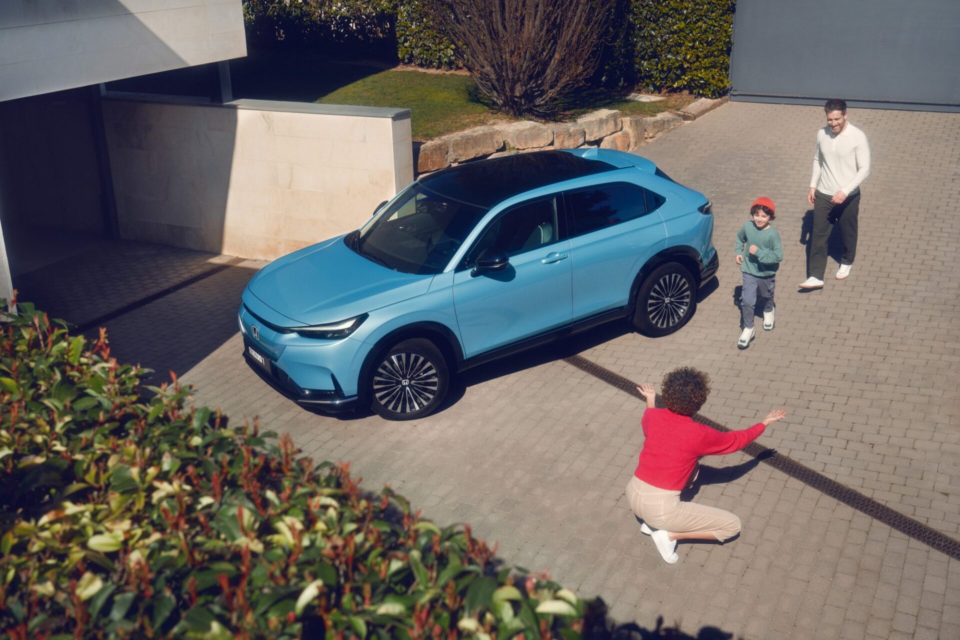 24YM_eNy1_Advance_Driveway_Exterior_Lifestyle_WithTalent_KG_CMYK-2000×1333