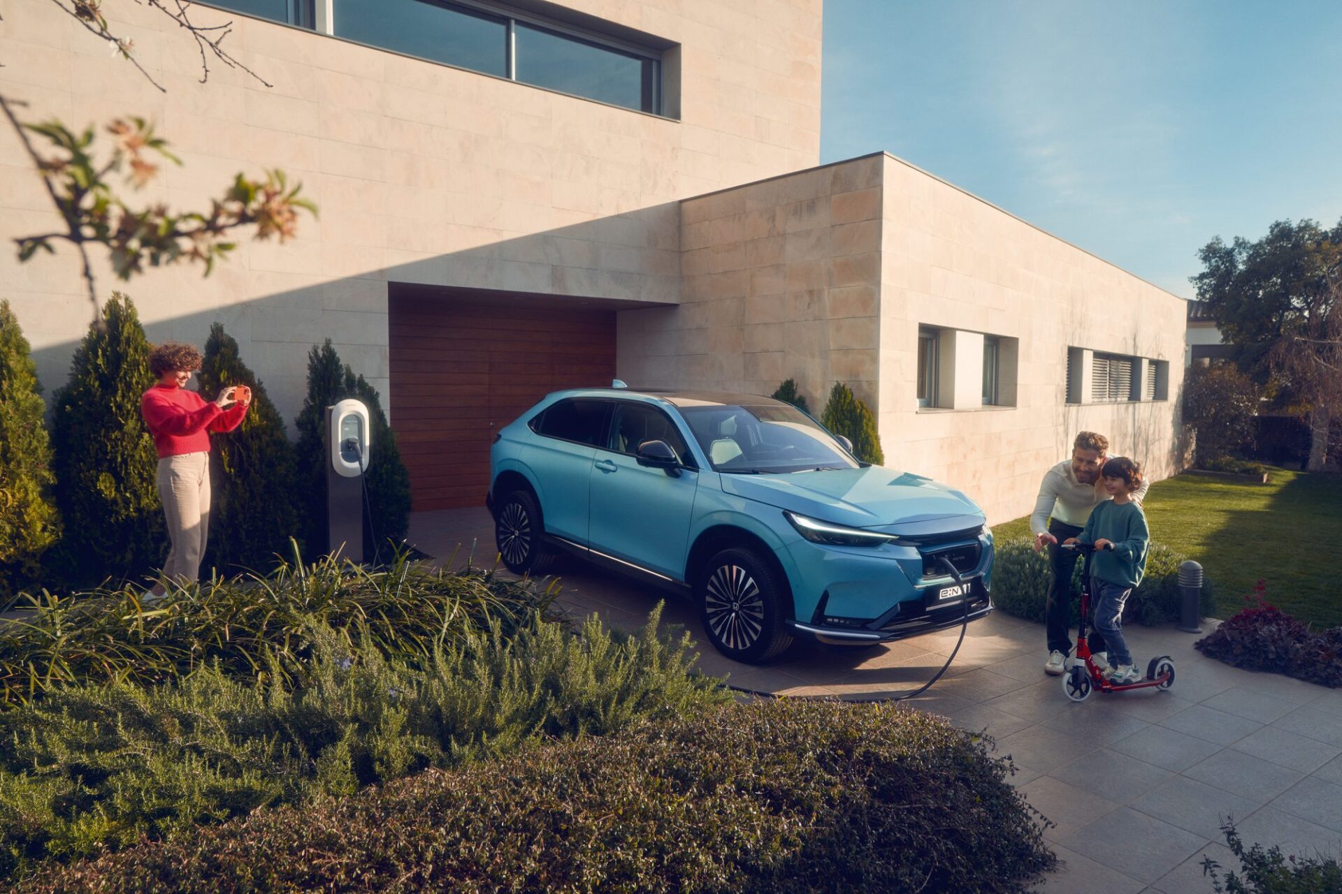 24YM_eNy1_Advance_Driveway_PluggedIn_WithTalent_KG_CMYK-2000×1333