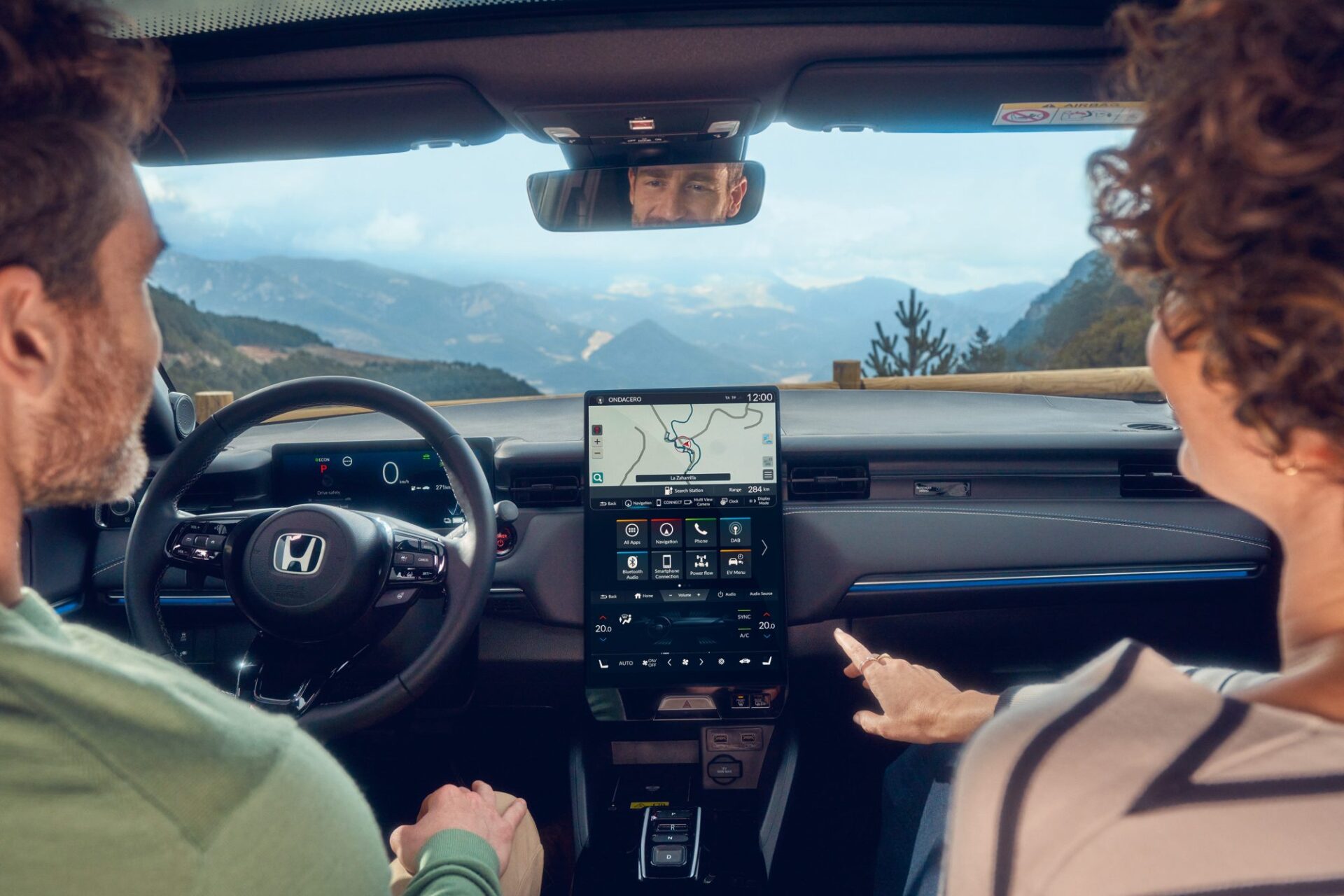 24YM_eNy1_Advance_Interior_Infotainment_WithTalent_KG_CMYK-2000×1333