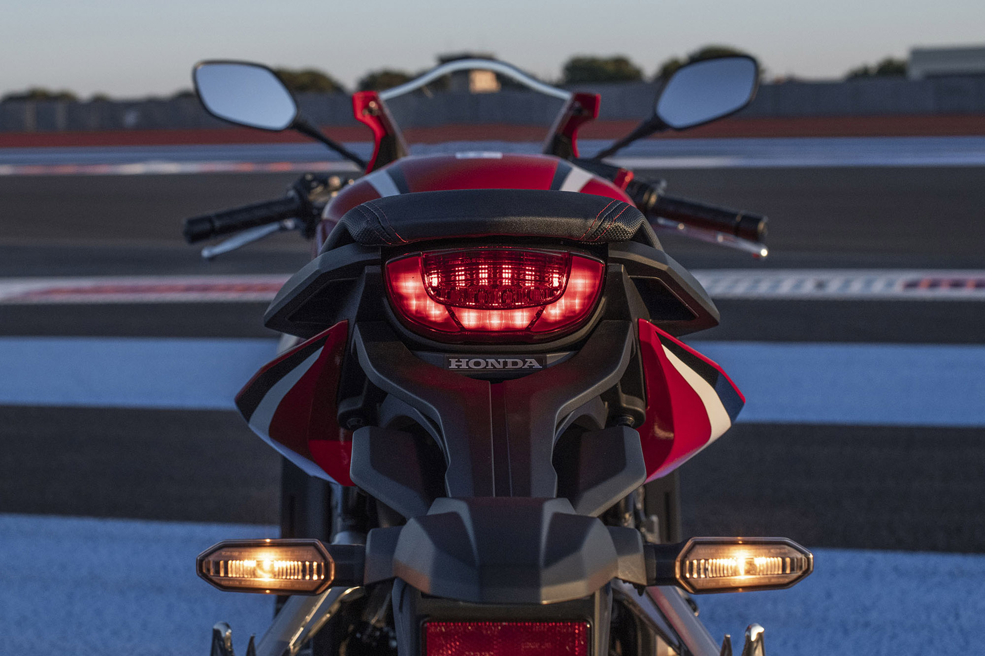 cbr-650-r-8-2000x1333