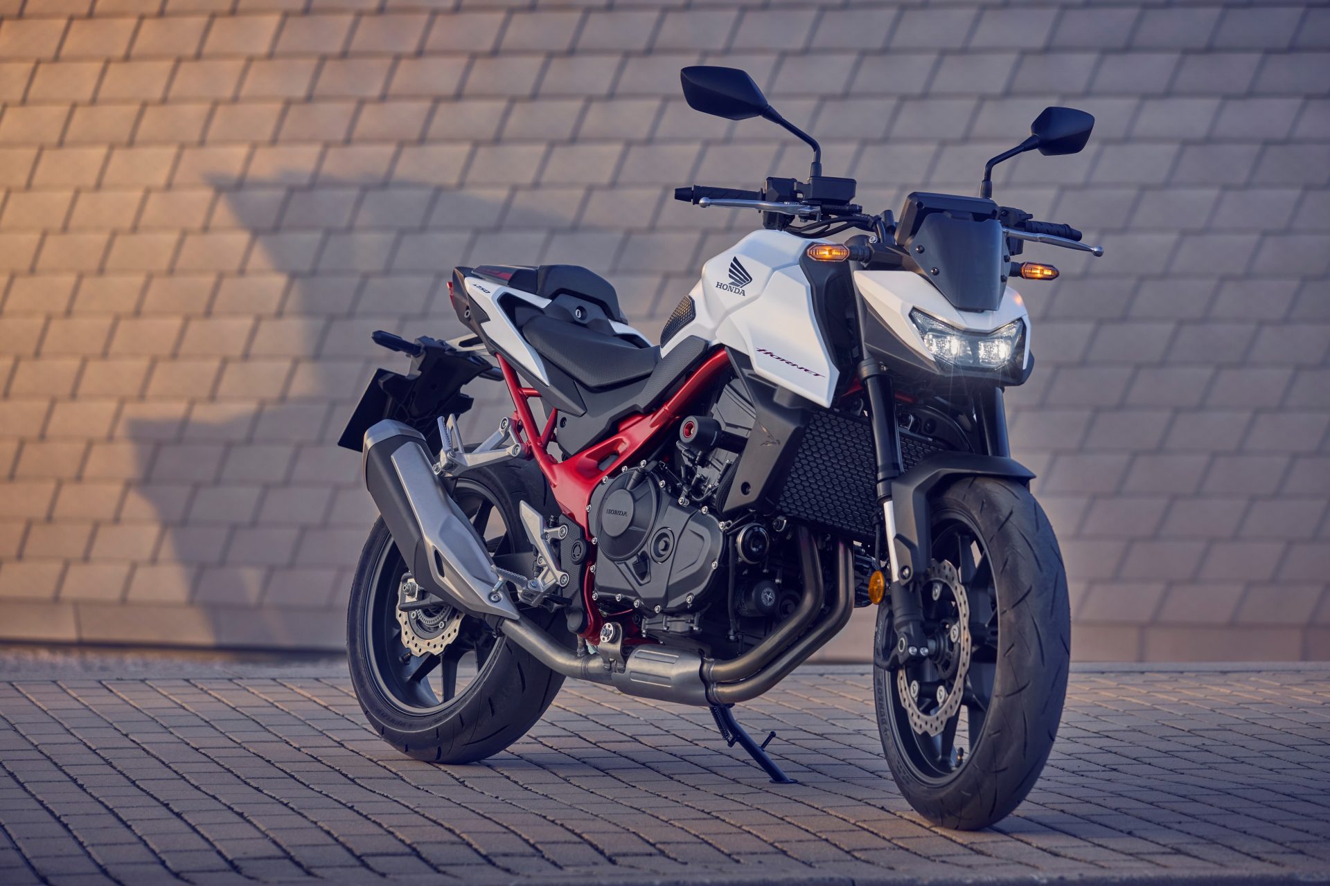 505047_25YM_Honda_CB750_Hornet