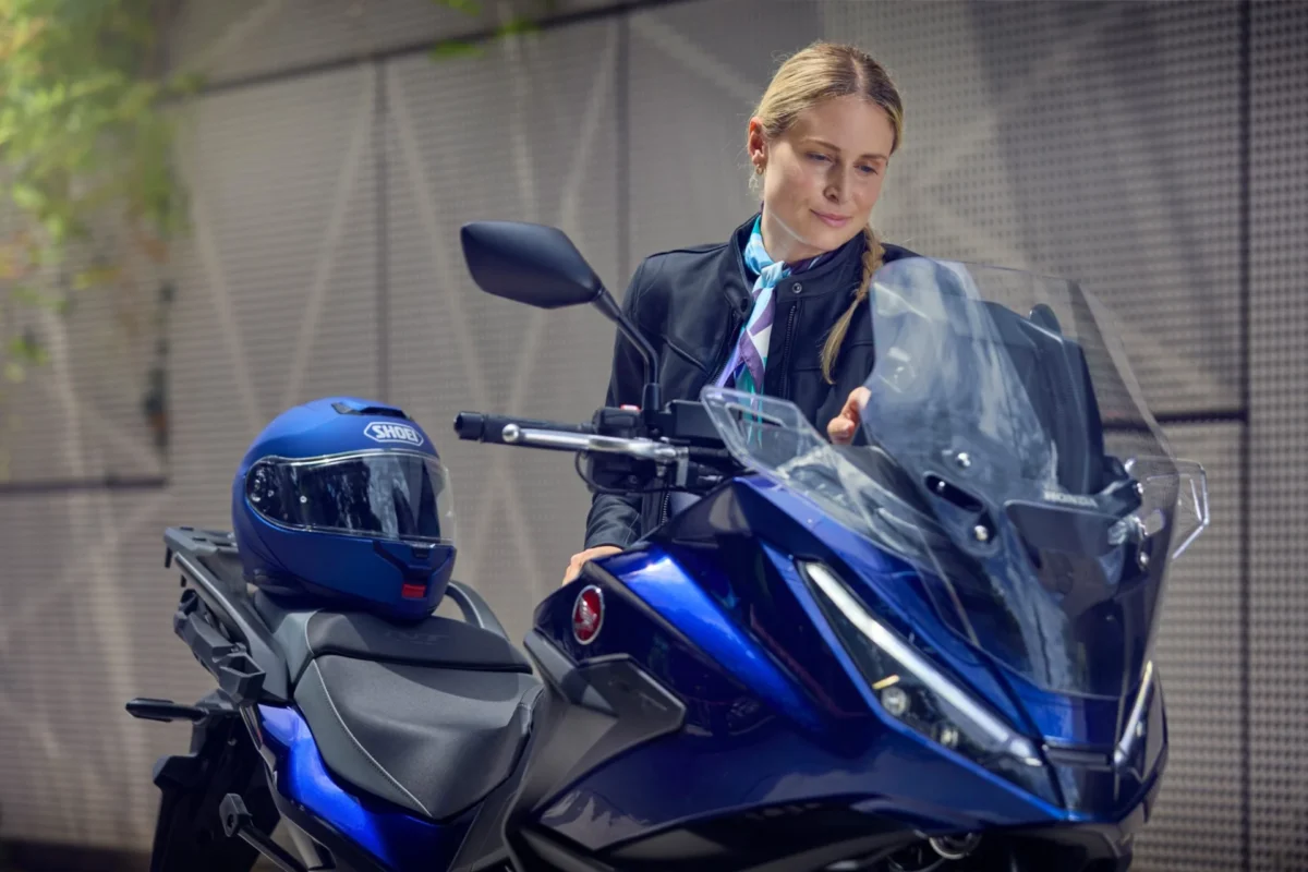 82745_25YM_NT1100_Location_Pearl_Blue_Lifestyle_0052_ORIGINAL-2000x1334 copy honda nt 1100